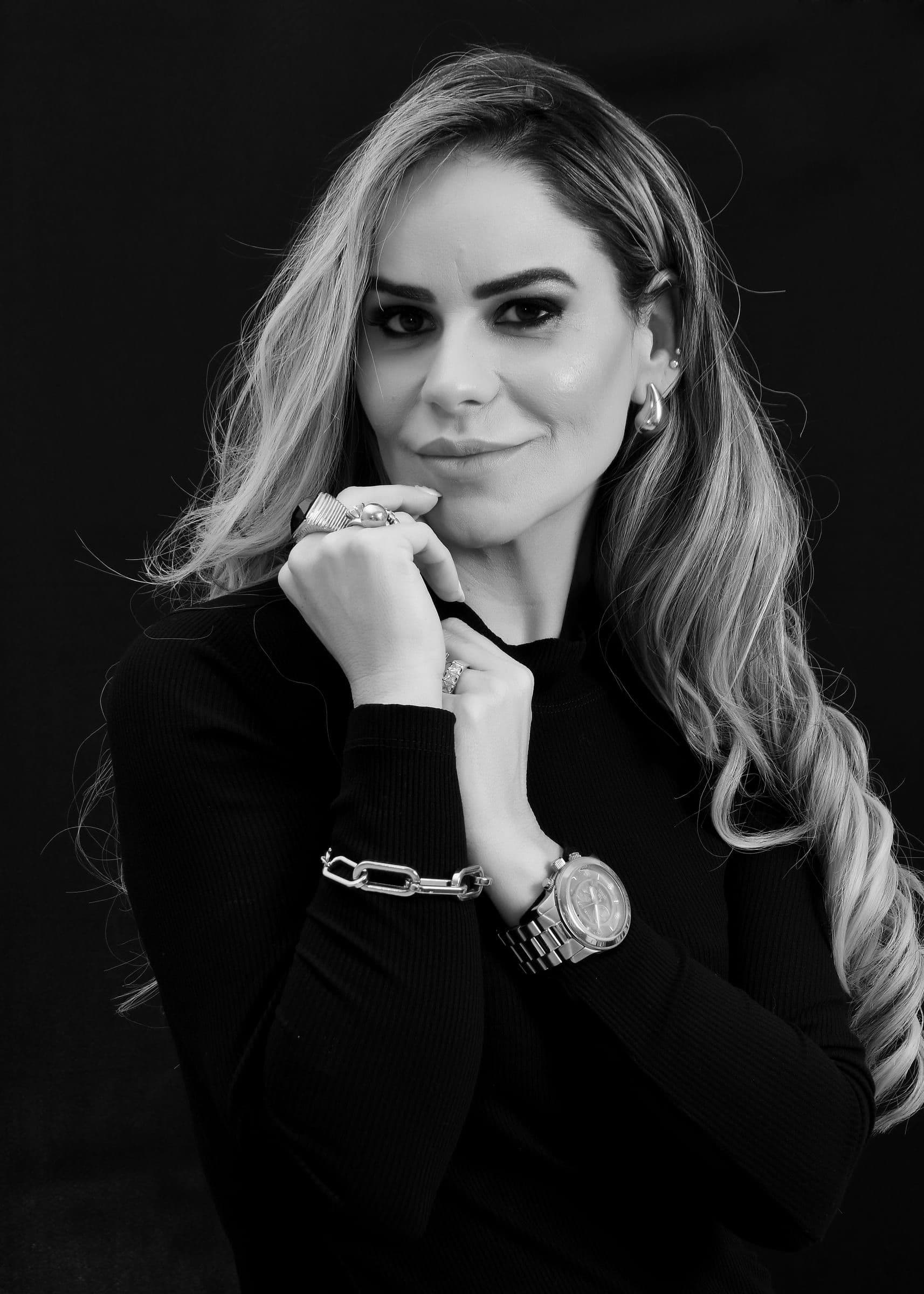 Dra. Fernanda Sguizardi — retrato editorial em preto