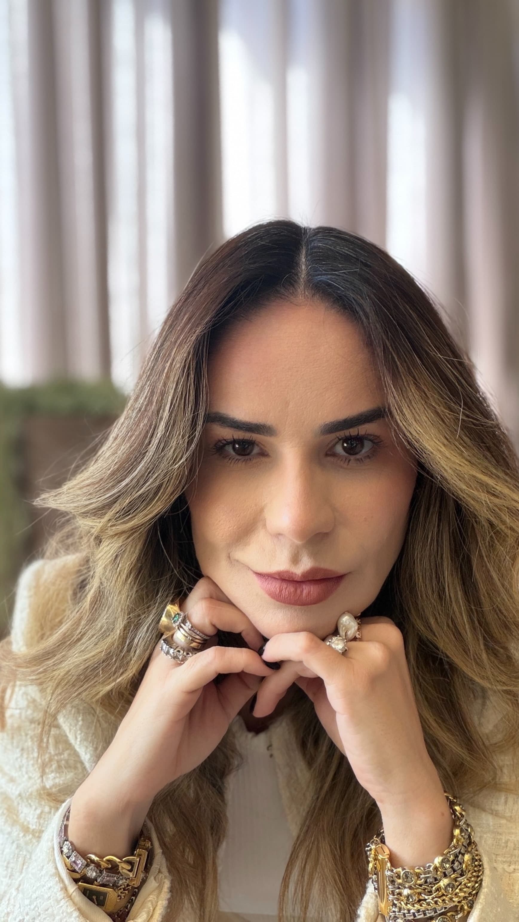 Dra. Fernanda Sguizardi — retrato editorial, mãos ao queixo